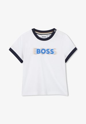 Witte t-shirt met korte mouwen en een marineblauwe geribde kraag. Bevat het woord "BOSS" in het blauw met een vervaagd effect over de borst.