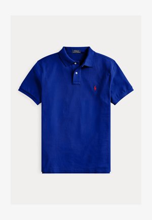Blaues kurzärmeliges Poloshirt mit Kragen, zwei weißen Knöpfen und kleinem roten besticktem Logo auf der linken Brust.