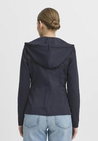 Felpa navy con design strutturato, maniche lunghe e cappuccio ampio. Realizzata in un tessuto morbido, presenta una silhouette aderente.