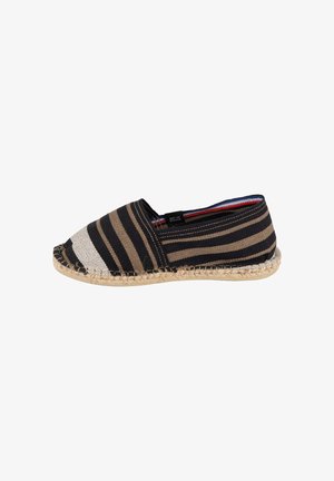 Espadrille à enfiler avec des rayures horizontales noires, brunes et beiges et une semelle en jute tressé, vue de côté.
