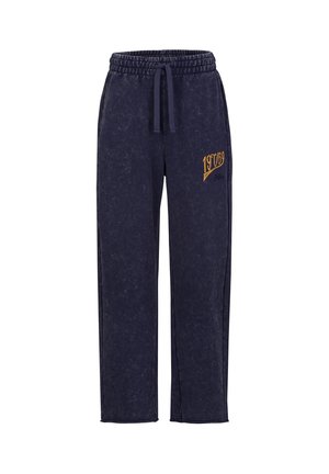 Marineblauwe casual broek met elastische tailleband, trekkoord en gele tekst "19769" op het bovenste linkerbeen.