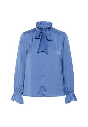 Blouse en satin bleu avec un col haut à volants, nœud cravaté, manches longues bouffantes et poignets élastiques. Texture lisse et coupe ample.