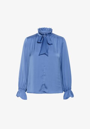 Blouse en satin bleu avec un col haut à volants, nœud cravaté, manches longues bouffantes et poignets élastiques. Texture lisse et coupe ample.