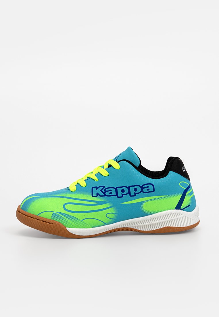 Niebieskie i neonowo zielone buty sportowe Kappa z żółtymi sznurówkami, brązową podeszwą, białą środkową podeszwą i czarną kołnierzową częścią pięty, wyeksponowane na białym tle.