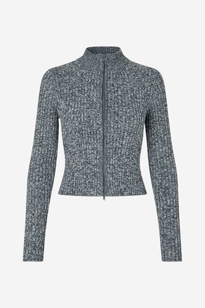 Sivý rebrovaný sveter na zips s dlhými rukávmi, vysokým golierom a priliehavým strihom v páse, vyrobený zo štruktúrovanej tkaniny.