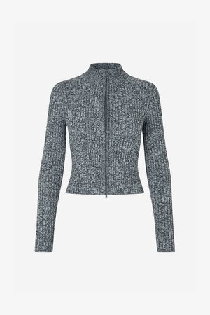 Sivý rebrovaný sveter na zips s dlhými rukávmi, vysokým golierom a priliehavým strihom v páse, vyrobený zo štruktúrovanej tkaniny.