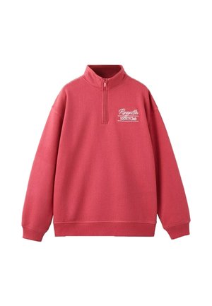 Rød quarter-zip sweatshirt med lange ærmer og hvid "Regrets Society Club" tekst på venstre bryst, ribbet manchetter og kant.