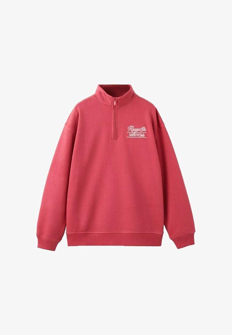 Rød quarter-zip sweatshirt med lange ærmer og hvid "Regrets Society Club" tekst på venstre bryst, ribbet manchetter og kant.