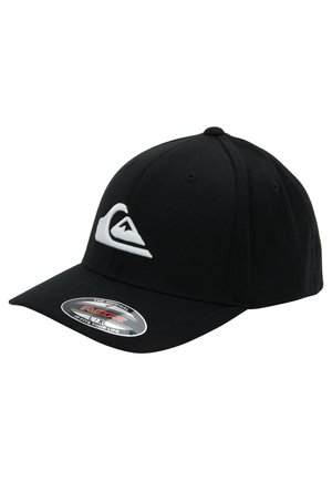 Casquette de baseball noire avec une visière incurvée, arborant un logo brodé en blanc représentant une vague et une montagne à l'avant, ainsi qu'un autocollant de taille Flexfit sur la visière.