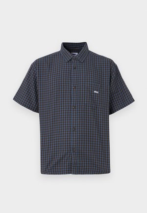 Chemise à manches courtes à carreaux marron foncé et bleus, avec col, poche avant et un petit logo sur la poitrine.
