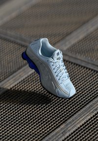 SHOX R4 - Sporta apavi - blue tint/metallic silver-coloured/racer blue/black