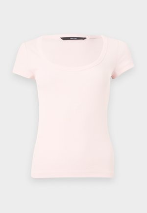 Hele roosa lühikeste varrukatega soonikkoes naiste pluus ruudukujulise kaelusega, esitatud ühevärvilise valge tausta ees.