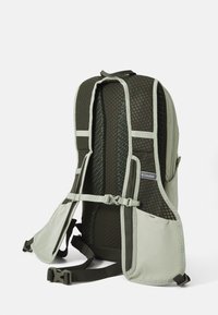Rucsac în verde deschis și gri închis, cu umplutură din plasă, curele ajustabile și buzunare laterale. Material durabil cu un design structurat.