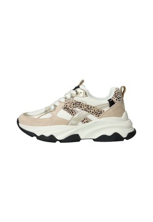 Stevige beige en witte sneaker met zwarte zool en luipaardprint accenten, met witte veters en metallic beige details.
