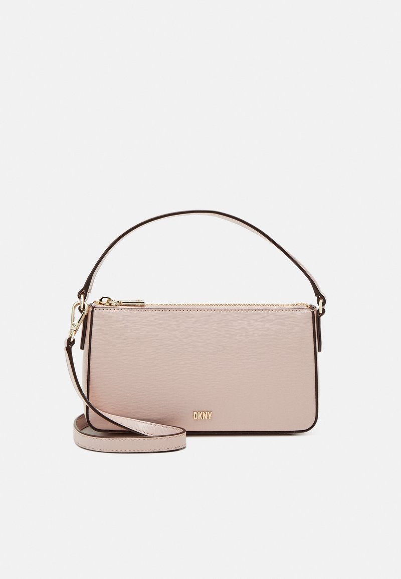 Sac bandoulière DKNY rose clair avec une texture lisse et des accents marron. Dispose d'une fermeture éclair et d'une bandoulière amovible pour plus de polyvalence.