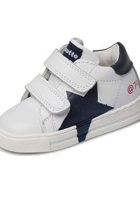 Scarpa in pelle bianca con dettagli blu navy, design a stella e due cinghie in velcro. Presenta una suola testurizzata e leggere perforazioni.