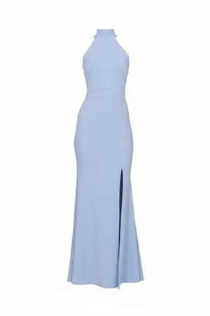 Abito da sera azzurro chiaro senza maniche con scollo alto e spacco laterale, caratterizzato da una vita aderente e un orlo lungo fino a terra.