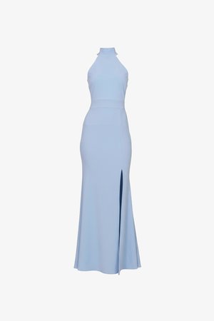 Abito da sera azzurro chiaro senza maniche con scollo alto e spacco laterale, caratterizzato da una vita aderente e un orlo lungo fino a terra.