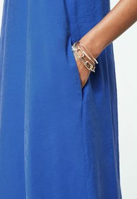 Next SLEEVELESS COLUMN V-NECK MIDI  - REGULAR FIT - Päevakleit - blue