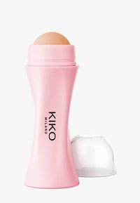 Rosa KIKO Milano stiftfoundation med rund beige krämtop och genomskinligt plastlock bredvid på vit bakgrund.