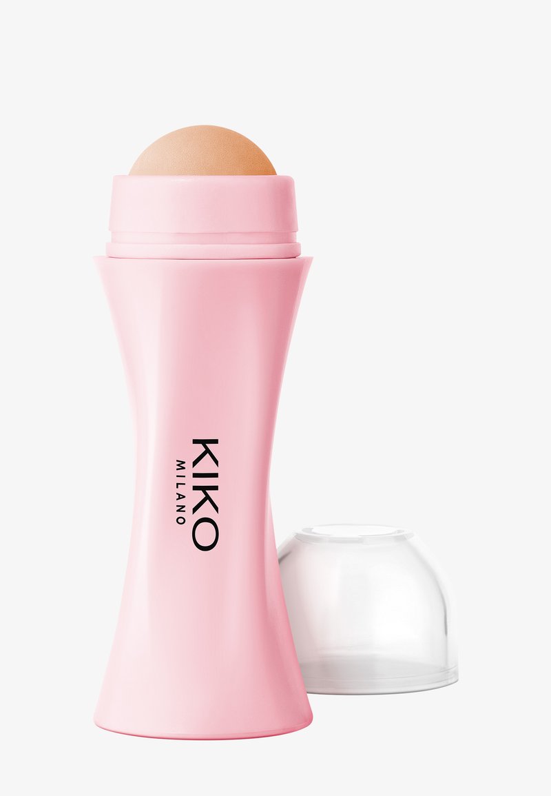 Rosa KIKO Milano stiftfoundation med rund beige krämtop och genomskinligt plastlock bredvid på vit bakgrund.
