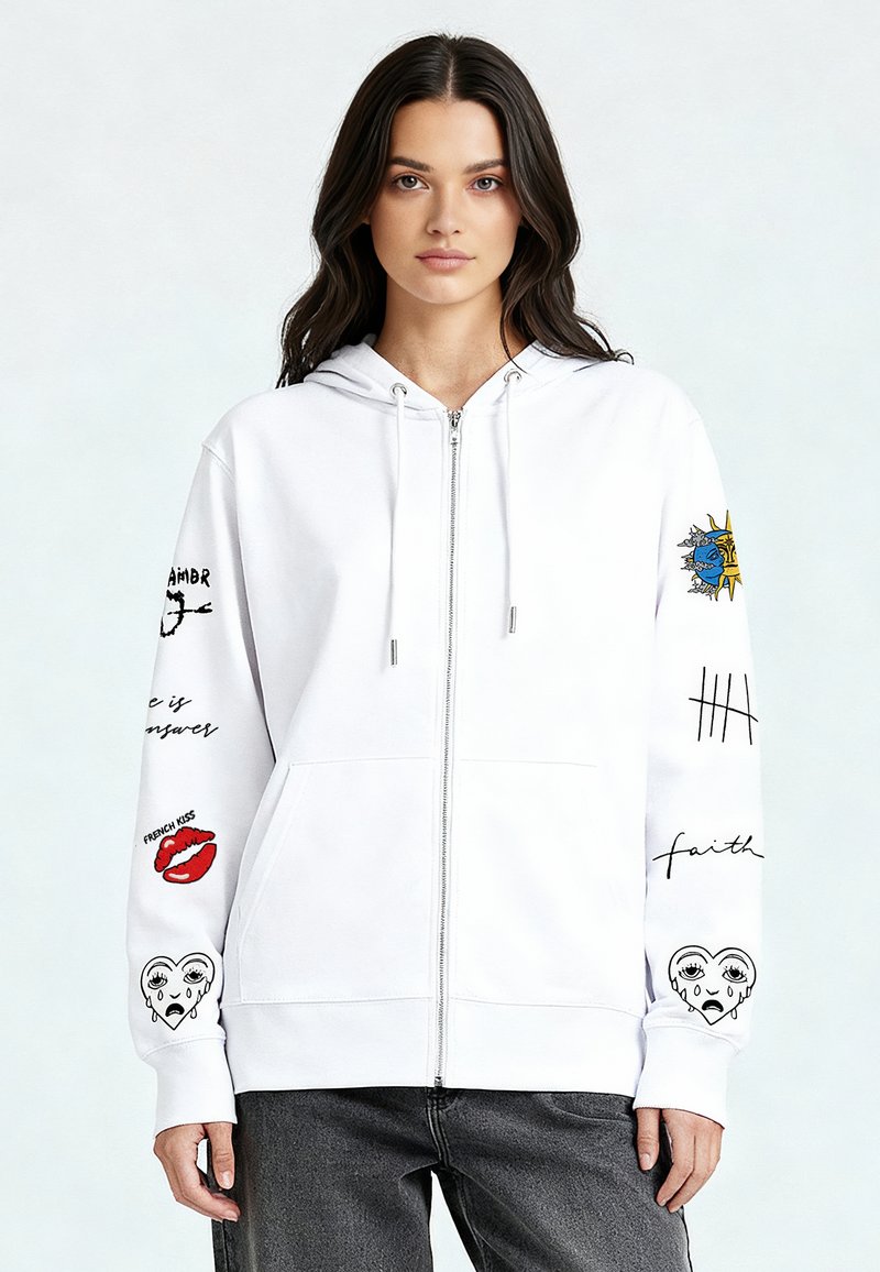 Felpa bianca con zip e cappuccio con coulisse, con stampe grafiche sulle maniche e tasca a marsupio. Realizzata in morbido tessuto.