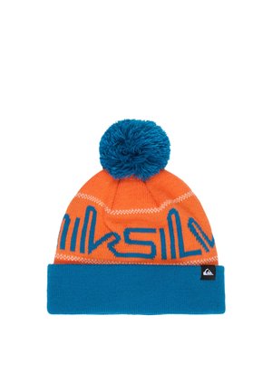 Gorro de invierno de punto en naranja y azul con pompón azul, puño azul y diseño de texto azul parcial en la sección naranja.