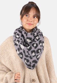 Écharpe en tissu doux, gris, avec un imprimé léopard noir et blanc. Présente une forme triangulaire et se drape confortablement autour du cou.