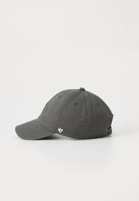 Casquette de baseball gris foncé en coton, avec une visière incurvée, logo brodé à l'avant et sangle ajustable à l'arrière.
