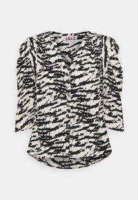 Blusa a maniche corte con fantasia bianco e nero, scollatura a V, bottoni sul davanti e maniche a palloncino; realizzata in tessuto leggero con una texture leggermente lucida.
