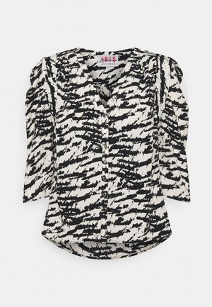 Schwarz-weiße gemusterte Bluse mit V-Ausschnitt, Knopfleiste und kurzen Puffärmeln; aus leichtem Stoff mit einer leicht glänzenden Textur gefertigt.