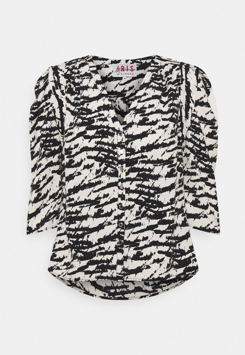 Blusa a maniche corte con fantasia bianco e nero, scollatura a V, bottoni sul davanti e maniche a palloncino; realizzata in tessuto leggero con una texture leggermente lucida.