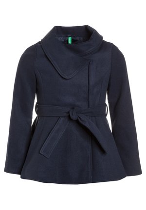 Cappotto in lana blu navy con vita stretta, ampio colletto e cintura. Presenta maniche lunghe e tasche laterali per un tocco in più.