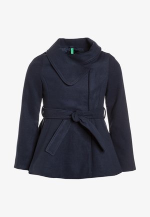 Granatowy wełniany płaszcz z zaznaczoną talią, szerokim kołnierzem i paskiem do związywania. Posiada długie rękawy oraz boczne kieszenie dla dodatkowego akcentu.