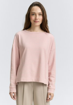 Roze en witte gestreepte lange mouw top met een brede halslijn en zijsplitsingen, gecombineerd met lichtbeige broeken. Zachte stofstructuur.