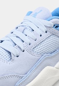 Baskets bleu clair avec une tige en suède texturé, des panneaux en mesh, des lacets plats et une semelle en caoutchouc blanche. Présente des accents et des coutures bleu clair.