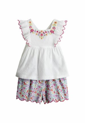 Baltos spalvos kūdikio suknelė be rankovių, puošta rožinės ir geltonos spalvų gėlių siuvinėjimu, su raukiniais kraštais, priderinti šortai su gėlių raštu ir banguotais apvadais.