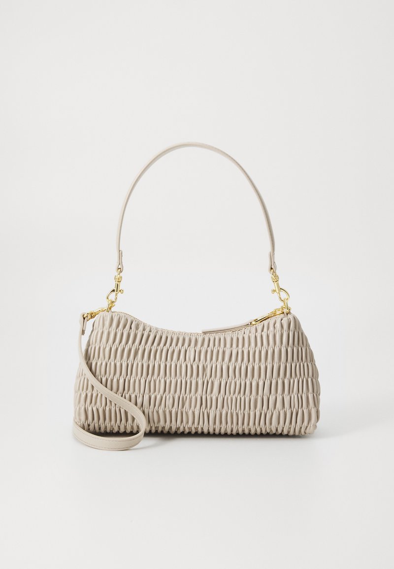 Beige håndveske laget av teksturert materiale med en samlet design. Den har et lås i gullfarge og en avtagbar skulderrem.