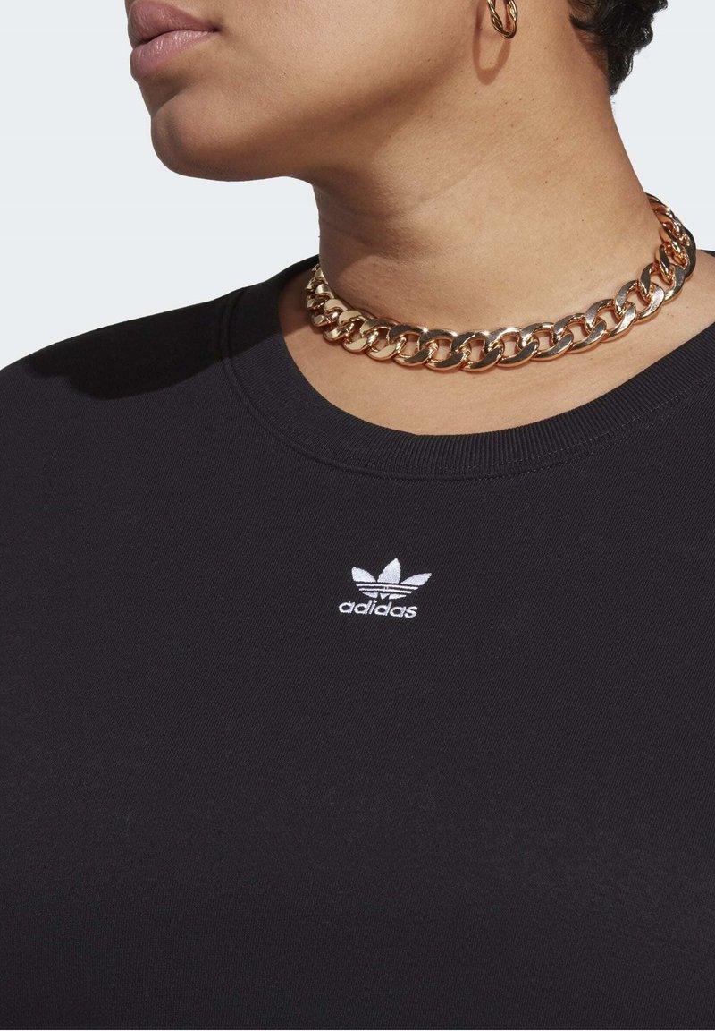 adidas middle logo t shirt