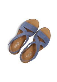 Blauwe suède sandalen met kruislings gespen, open teen, beige voetbed en Gabor-merk. Verstelbare enkelband voor een veilige pasvorm.
