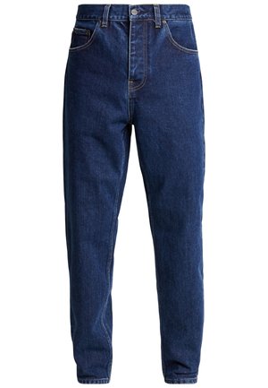 Jean en denim bleu foncé taille haute, coupe droite, avec bouton et fermeture éclair à l'avant, poches avant et arrière, et passants pour ceinture.