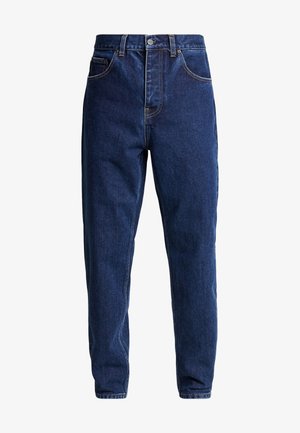 Jean en denim bleu foncé taille haute, coupe droite, avec bouton et fermeture éclair à l'avant, poches avant et arrière, et passants pour ceinture.