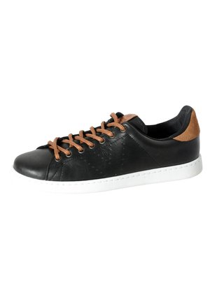 Sneaker en cuir noir avec des lacets marron, semelle en caoutchouc blanche, accents texturés et un talon tan contrastant. Design athlétique classique.