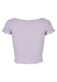 Levandulový žebrovaný top s krátkým rukávem, hladkými okraji a širokým výstřihem. Hladká textura s přiléhavým střihem.