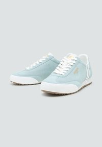 Hellesblaues Wildleder-Sneaker mit weißen Akzenten, strukturierten Gummisohlen und kontrastierenden Schnürsenkeln. Mit eingeprägtem Logo an der Seite.