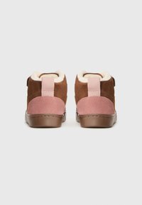 Braune und rosa Wildleder-Ankle Boots mit kuscheligem Innenfutter, verstärktem Absatz und kontrastierenden Rückenteilen; Klettverschluss oben zur Befestigung.
