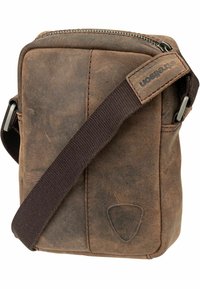 Borsa a tracolla in pelle marrone con superficie texture, chiusura con zip e tracolla regolabile in tessuto con patch logo sul lato.