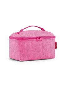 Caja de almacenamiento de tela rosa con forma rectangular, cierre de cremallera, asa en la parte superior y superficie texturizada. Presenta una pequeña etiqueta de marca roja en el costado.