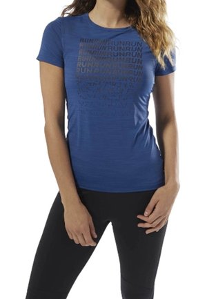 Blå atletisk t-shirt med en tekstureret overflade, der har et gentaget "RUN" mønster i mørkere blå. Korte ærmer og tætsiddende design.