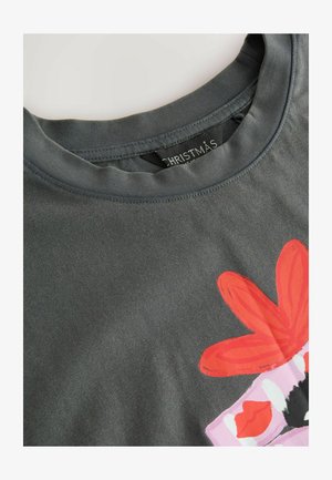 Grå bomullströja med rund hals, med en blommig design i rött och rosa, placerad på den nedre vänstra sidan.